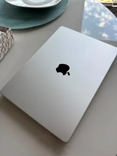 MacBook M3 Pro Max