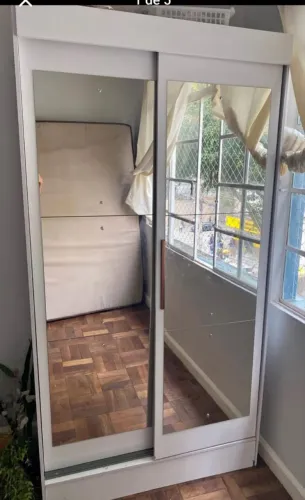 Vendo guarda roupa 2 portas com espelho
