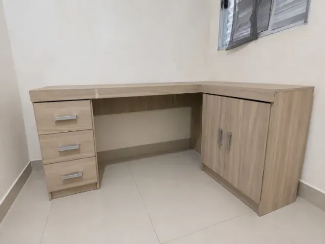 Mesa escrivaninha em L com Gavetas e Armário com divisória