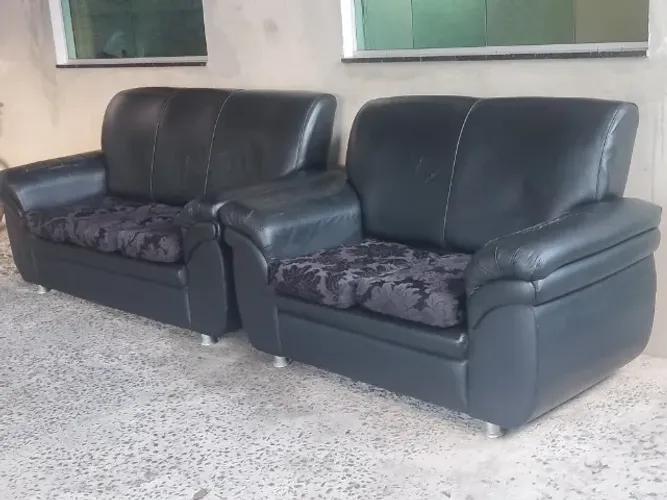 Conjunto de Sofás Pretos - 2 e 3 Lugares - Courino - Bom Estado