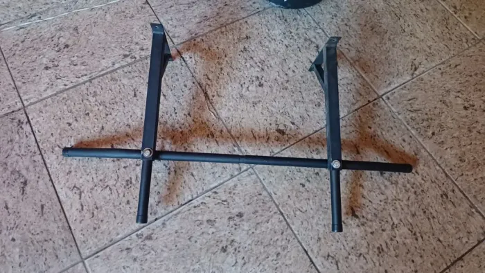 Barra fixa de parede para fazer exercícios