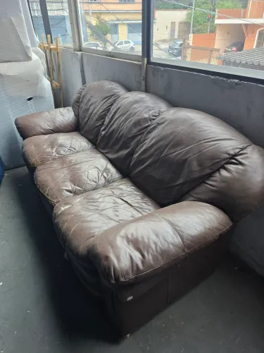 Vendo sofá couro três lugares