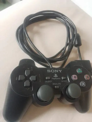 Controle de PlayStation 2 original.