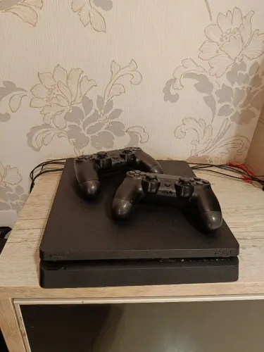 Playstation 4 com 2 controles / 500gb