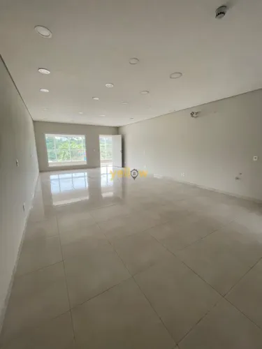 Sala de 60m² com 2 banheiros no Arujá Country Club: venda por R$3.500 ou locação