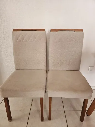 Jogo com 4 Cadeiras Estofadas em Madeira - Confortáveis e Resistentes