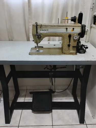 Máquina de costura Singer semi industrial funcionando perfeitamente.