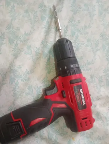 Esta é uma parafusadeira e furadeira Mondial a bateria 12V com impacto