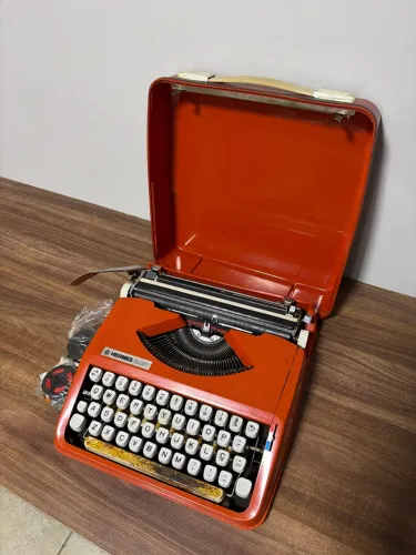 Máquina de Datilografia Hermes Baby 