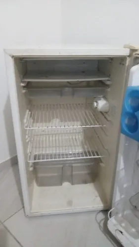Frigobar Consul 120l sem ferrugem e com todas as prateleiras e acessórios