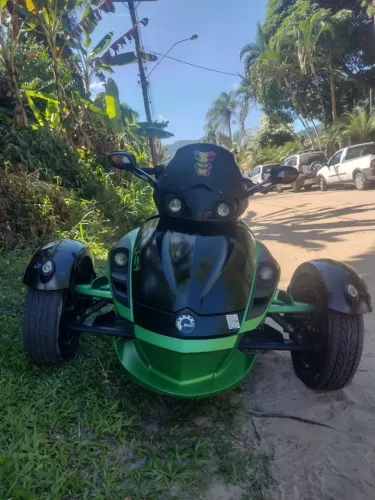 Triciclo em ótimo estado, sem detalhes negativos, baixo km, doc. Ok,