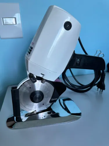 Máquina de cortar tecidos e malhas