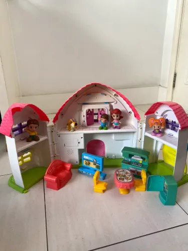 Casa de Boneca Completa com Móveis e Personagens - Anos 2000 (Fisher-Price)