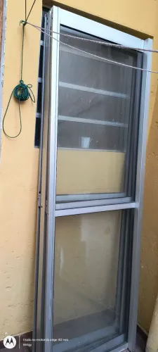 Porta de alumínio e vidro e acabamento 