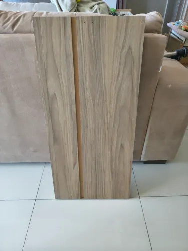 Prateleira em 2 cores: branco e amadeirado 