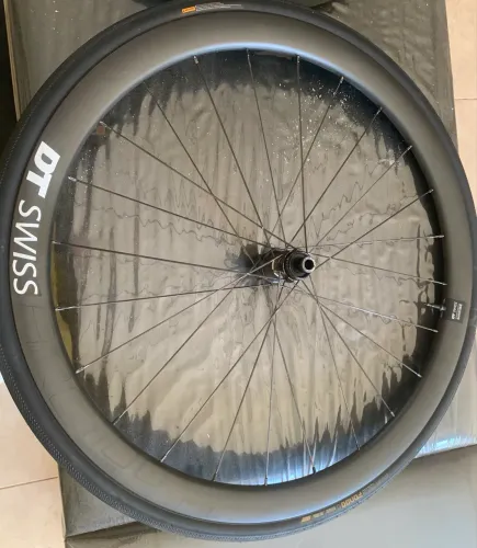 Rodas dt swiss de carbono para bicicleta.