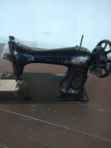 Máquina de costura Singer. Antiga. Funcionando perfeitamente. Obs está sem motorzinho.