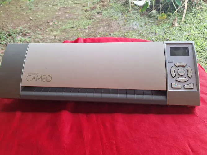 silhouette cameo 1 (máquina que corta papel com desenho/molde)