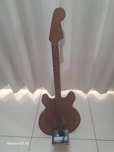 Rack de madeira formato guitarra paracds