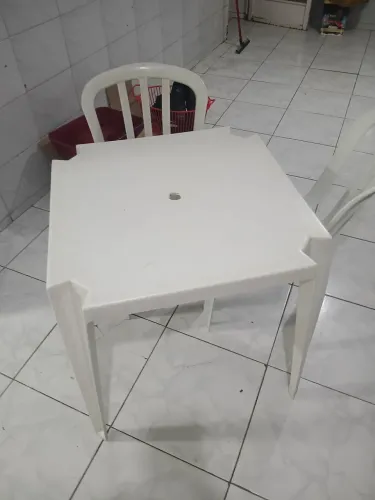 Mesa com 2 cadeiras