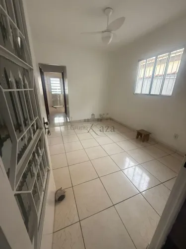 Casa/Padrão - Residencial - No bairro Monte Castelo - 2 Dormitórios - 150m².