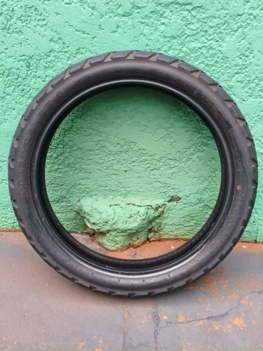 Pneu dianteiro p moto.