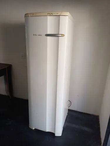 Freezer. Vertical. ELETROLUX. Frost Free. Funcionando perfeitamente.