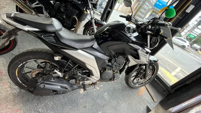 Moto impecável 