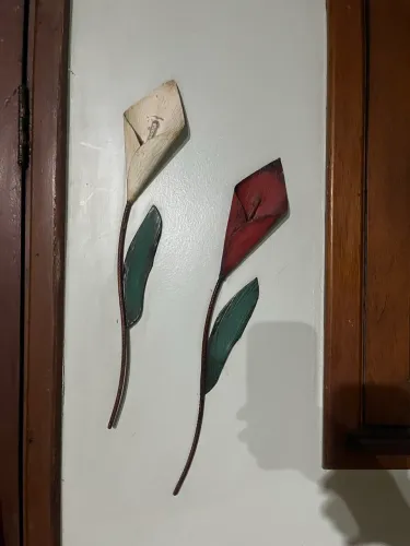Par de flores de metal / Copo de leite 