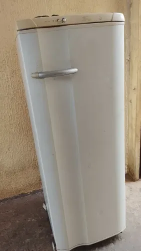 Vendo geladeira com pequenos detalhes 