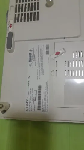 Projetor Sony VPL-DX130B funcionando