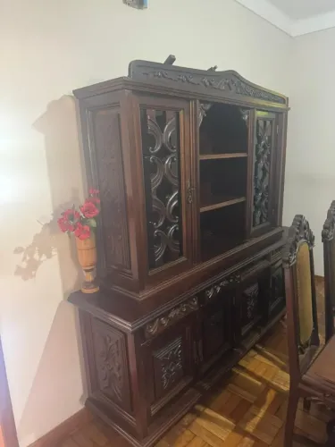 Cristaleira antiga de madeira maciça