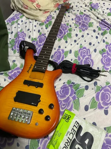 VENDO CONTRA BAIXO COM CORDAS NOVAS.