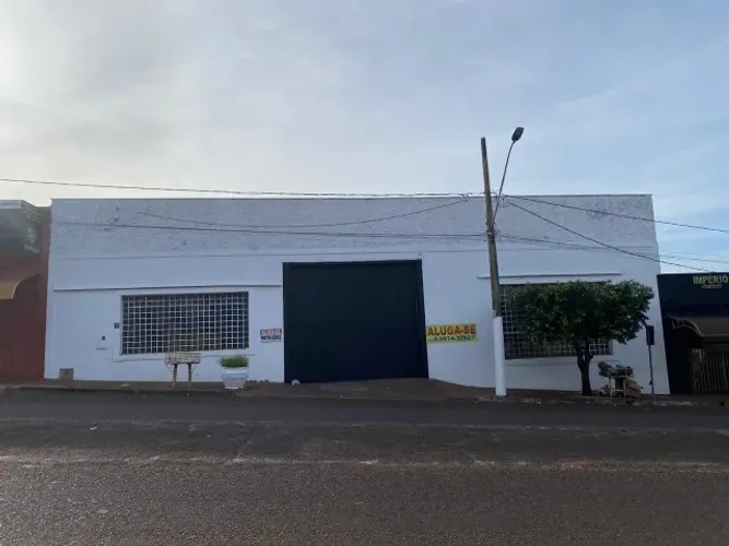 ALUGA-SE PRÉDIO COMERCIAL