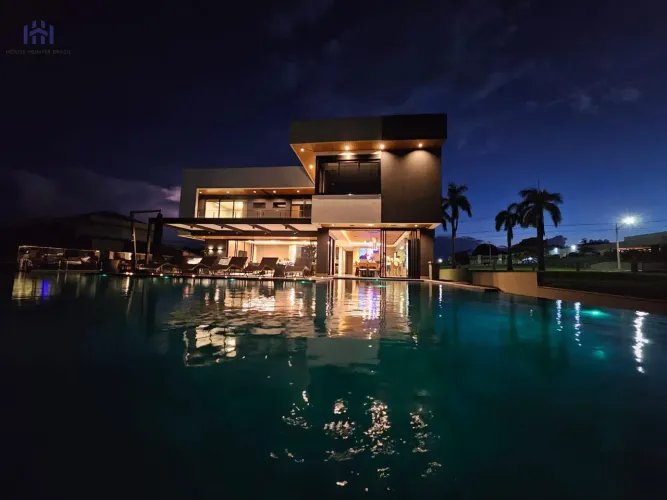 Casa tipo Sobrado de Luxo Mobiliada com 734m², 8 suítes, vista para Lago do Manso à venda 