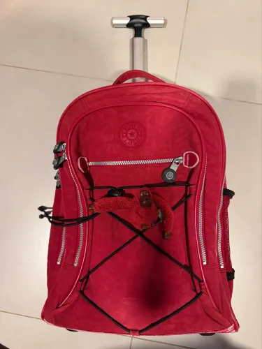 Mochila Kipling com rodinha e de costa 