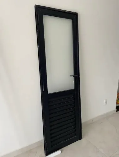 Porta de alumínio com vidro jateado NOVA 