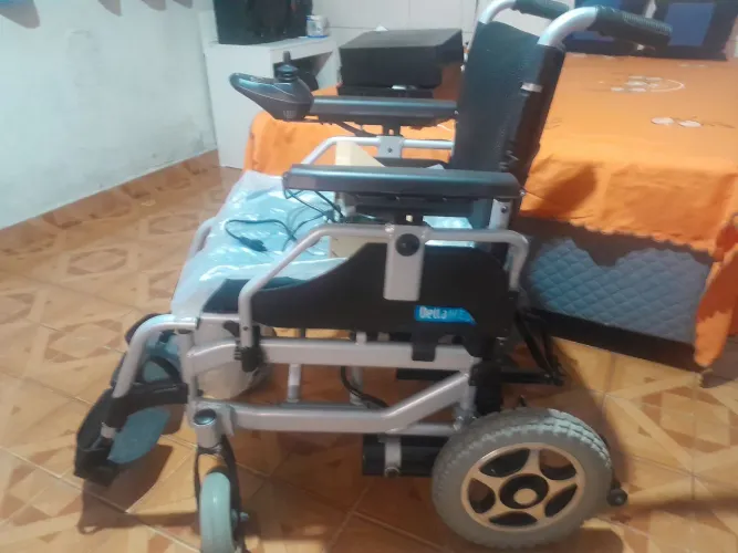 Cadeira Motorizada/Moderna,  sem uso, sem baterias.