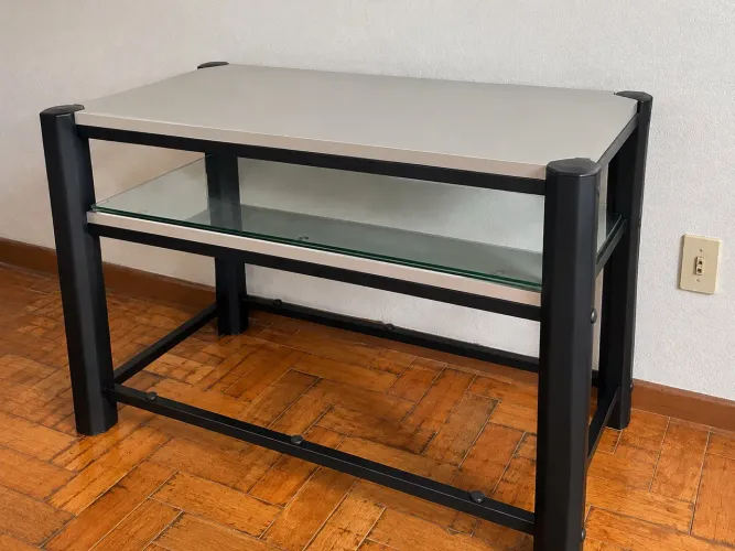Mesa de Escritório com Prateleira de Vidro e Estrutura Preta