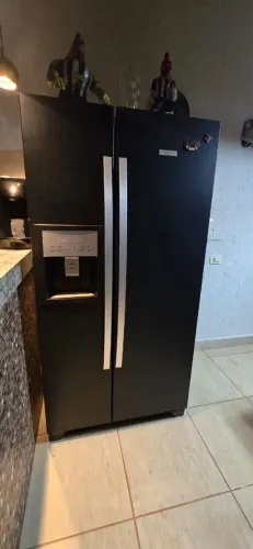 Geladeira SidebySide Eletrolux 504L Cor Branca Plotada de preto. Em perfeito estado