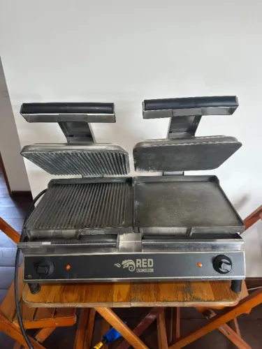 Sanduicheira Dupla Elétrica Chef Red / Red Chameleon SPADM-2 ? 220V ? Semi-nova