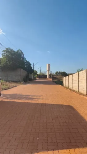 Lote 26 de setembro com asfalto na porta