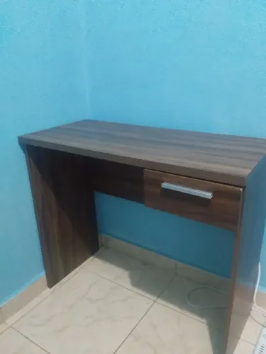 Escrivaninha com cadeira