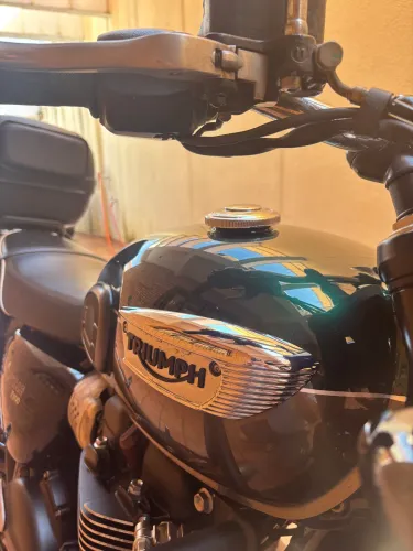 Triumph Bonneville T100 conservada