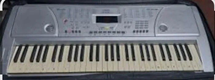 Vende teclado musical funcionando bem 