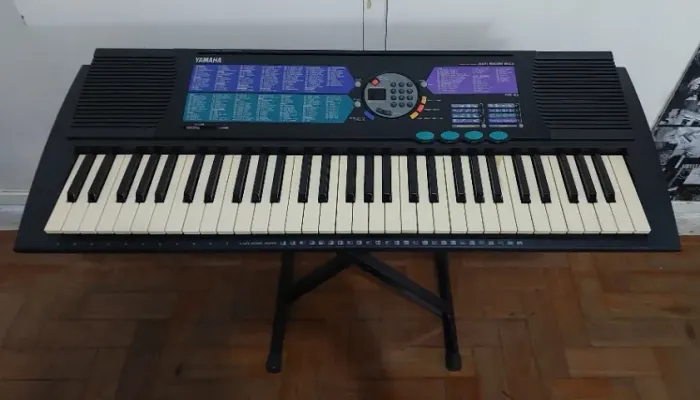 Teclado Yamaha PSR-185 (acompanha capa e suporte)