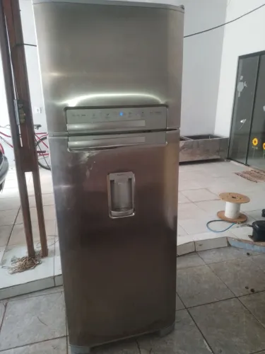 Geladeira dúplex eletrlux dw50x frostfree funciona normal está em Anápolis 430 litros.
