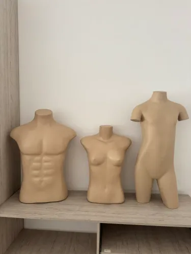 3 manequins para loja de roupa