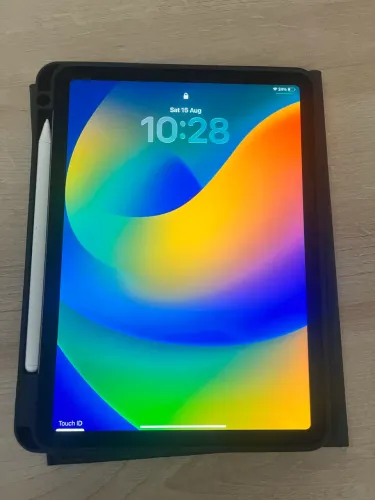 iPad Air 4ª geração + capa com teclado Bluetooth + caneta