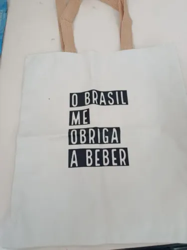 Bolsa Ecobag traz a estampa "O BRASIL ME OBRIGA A BEBER"